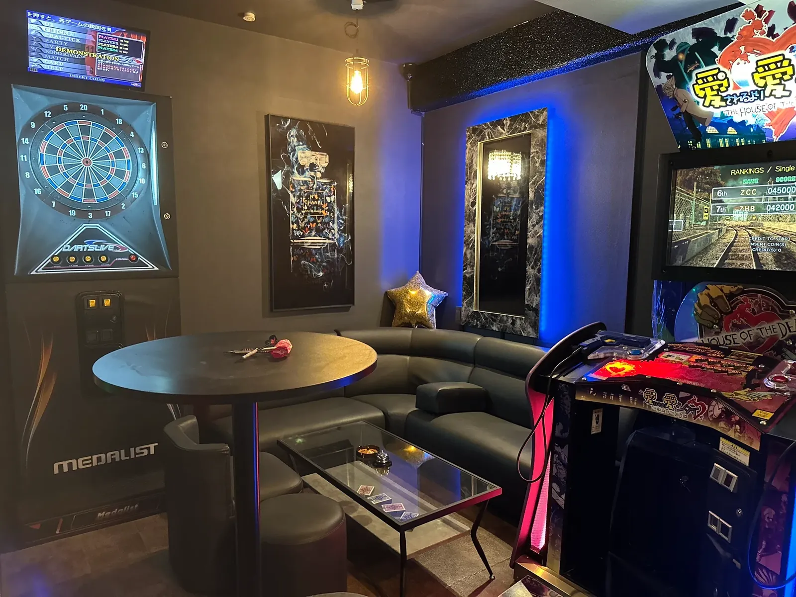 VIP席とダーツ・ゲームが楽しめるアミューズメントバー